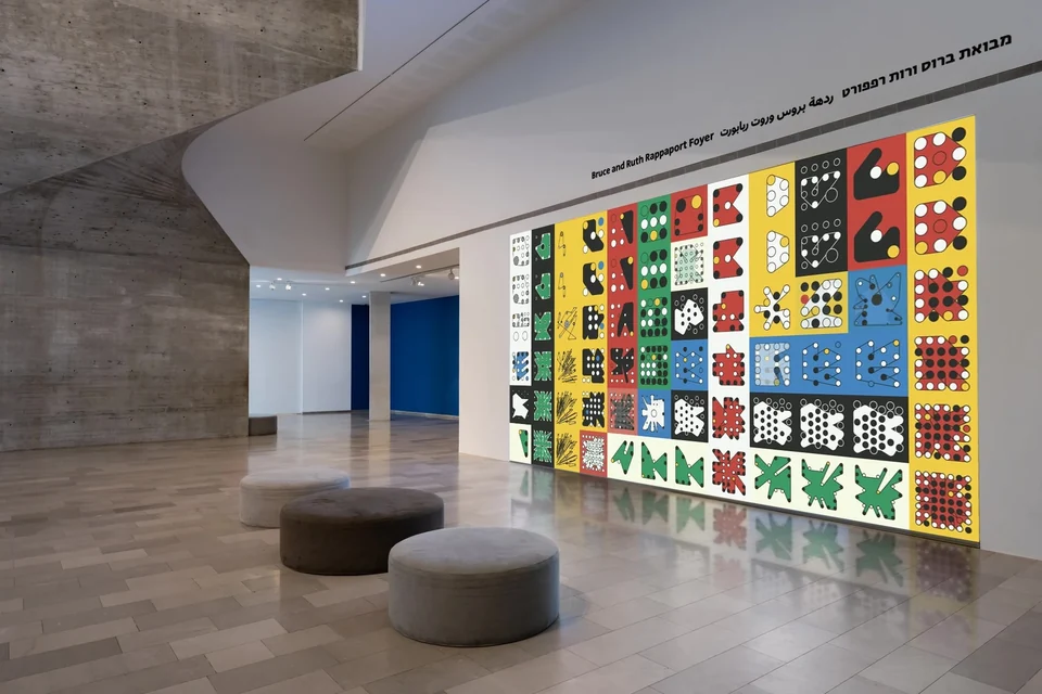 A gallery visualization of Ringers in Motion on a large screen at the Tel Aviv Museum of Art. Gallery photograph by Daniel Hanoch.